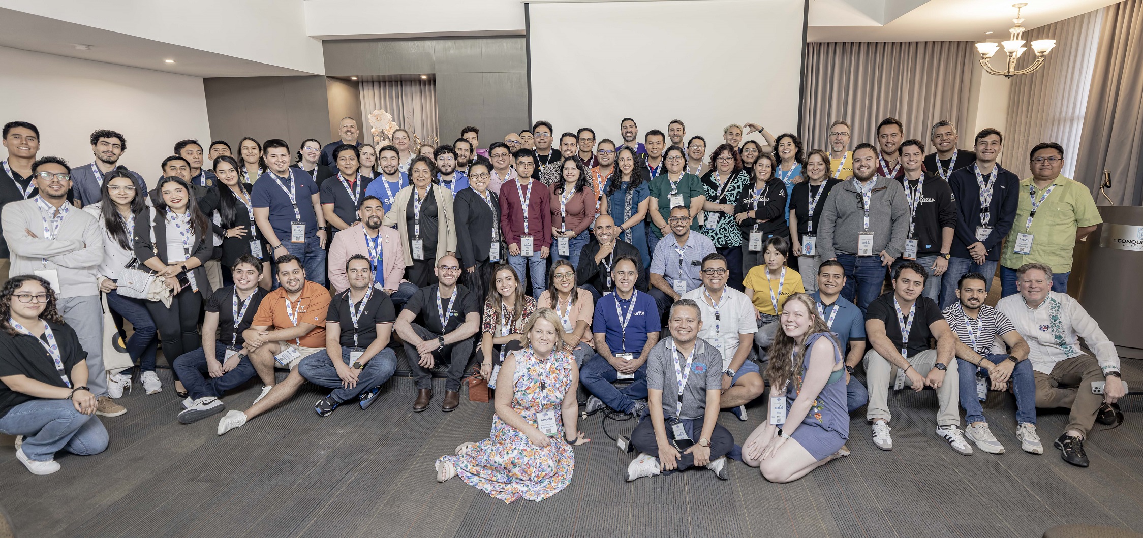 Panoramic photo of attendees at Mexico Dreamin 2024